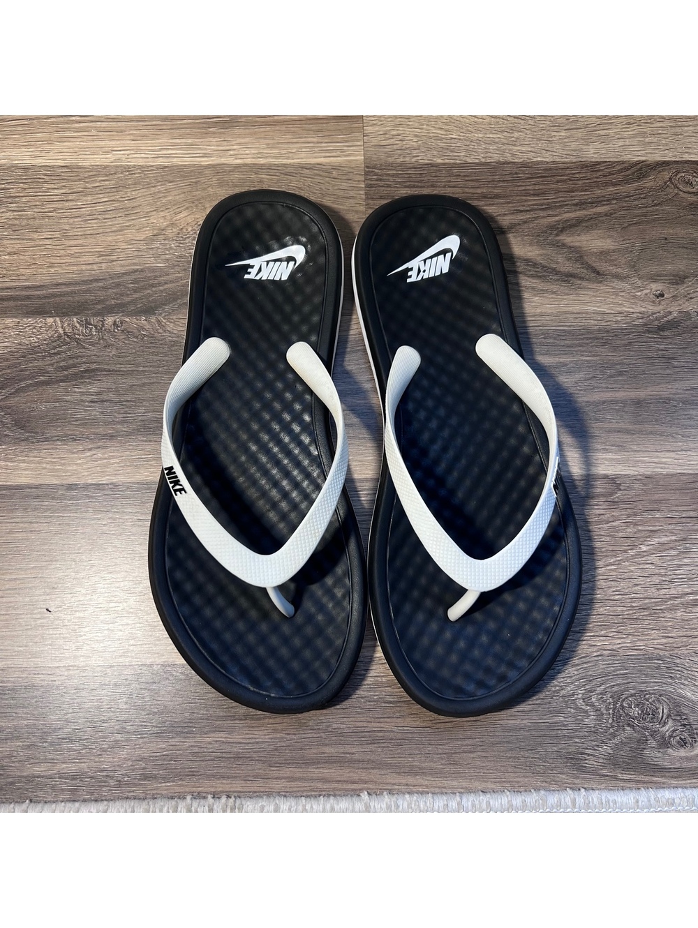 Nike black and white flip flops, Mens 8/ Womens 9